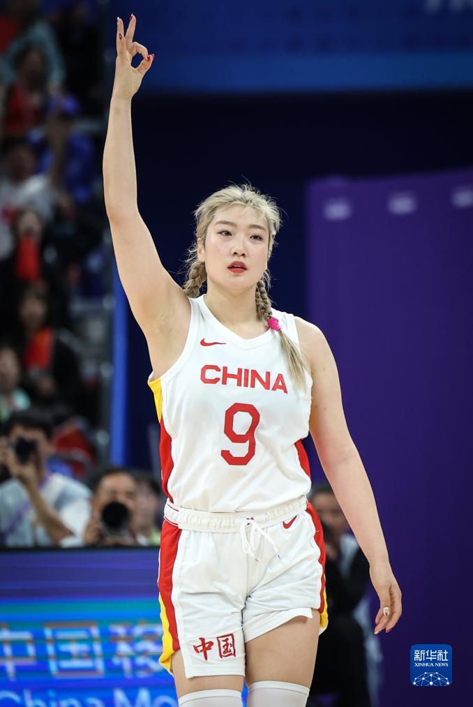中国篮球运动员首次参加国际奥林匹克训练营